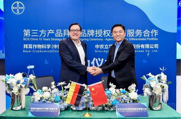 拜耳作物科学大中华区总经理Alfonso Alba（左）与中农立华常务副总经理黄柏集先生（右）