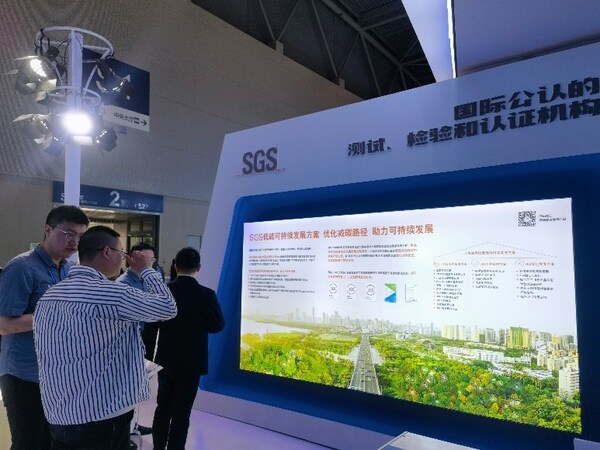 SGS通标工作人员向企业客户介绍低碳可持续发展方案 SGS通标工作人员向企业客户介绍低碳可持续发展方案