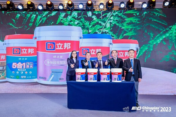 立邦中国采购总部总裁柏毅（右三）与利安德巴赛尔中国合资管理及聚烯烃业务副总裁付立民（右二）等品牌代表