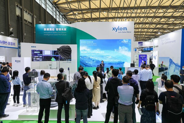 赛莱默中国及北亚区总裁吕淑萍在环博会现场为数字化新品发布致辞