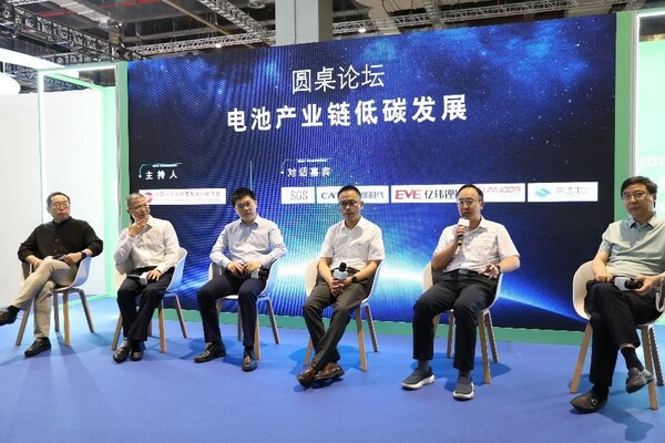 电池产业链低碳发展圆桌论坛,中国化学与物理电源行业协会总监刘彦龙、SGS绿色产品全球经理陈庆今博士、惠州亿纬锂能股份有限公司副总裁桑田、欣旺达电子股份有限公司副总裁梁锐、宁德时代新能源科技股份有限公司可持续发展经理林光亮、弗迪电池有限公司RMC副总监张叔亚等嘉宾出席 电池产业链低碳发展圆桌论坛,中国化学与物理电源行业协会总监刘彦龙、SGS绿色产品全球经理陈庆今博士、惠州亿纬锂能股份有限公司副总裁桑田、欣旺达电子股份有限公司副总裁梁锐、宁德时代新能源科技股份有限公司可持续发展经理林光亮、弗迪电池有限公司RMC副总监张叔亚等嘉宾出席