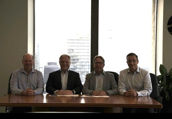 图片左起:Peter Curtis,Seaspan执行顾问;Torsten Pedersen,Seaspan首席运营官;Thomas Leander,MAN ES Frederikshavn的解决方案主管兼现场经理,以及MAN ES Canada的Thomas Juul医学博士 图片左起:Peter Curtis,Seaspan执行顾问;Torsten Pedersen,Seaspan首席运营官;Thomas Leander,MAN ES Frederikshavn的解决方案主管兼现场经理,以及MAN ES Canada的Thomas Juul医学博士