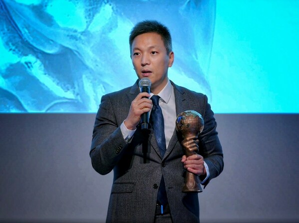 胡浩博士领取Energy Globe World Award全球大奖奖杯并发表获奖感言 胡浩博士领取Energy Globe World Award全球大奖奖杯并发表获奖感言
