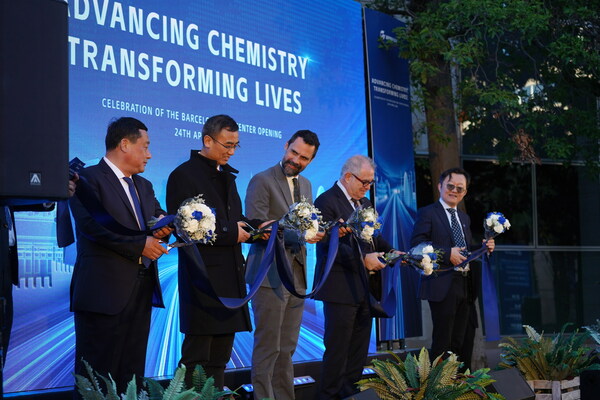 From left to right respectively are: Mr. Bao Hua, the Chairman from Administrative committee of Yantai Economic and technological development area; Mr. Hu Aimin, the Consul General of Chinese consulate in Barcelona; Mr. Roger Torrent Ramio, the Minister of Business and Labor from the government of Catalonia; Mr. Jordi Valls Riera, the Deputy Mayor of Barcelona city consul; Dr. Hua Weiqi, the Executive Vice Presisdent from Wanhua Chemical. From left to right respectively are: Mr. Bao Hua, the Chairman from Administrative committee of Yantai Economic and technological development area; Mr. Hu Aimin, the Consul General of Chinese consulate in Barcelona; Mr. Roger Torrent Ramio, the Minister of Business and Labor from the government of Catalonia; Mr. Jordi Valls Riera, the Deputy Mayor of Barcelona city consul; Dr. Hua Weiqi, the Executive Vice Presisdent from Wanhua Chemical.