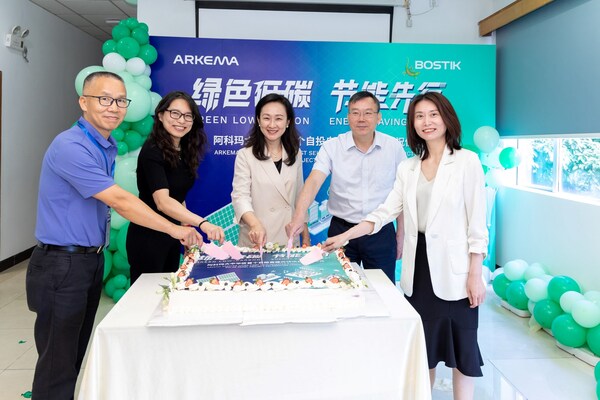 阿科玛大中华区总裁张潇雨(左三)出席项目庆祝仪式 阿科玛大中华区总裁张潇雨(左三)出席项目庆祝仪式