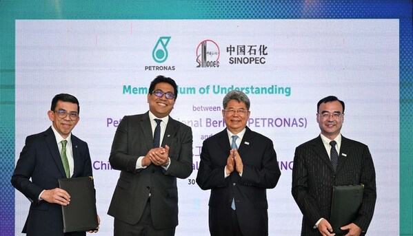 马石油下游业务高级副总裁Mazuin Ismail(左一)及中国石化国际合作部总经理戴立起(右一)分别代表双方签署谅解备忘录,马石油总裁兼集团首席执行官丹斯里陶菲克(左二),中国石化集团董事长马永生(右二)共同见证签约仪式。 马石油下游业务高级副总裁Mazuin Ismail(左一)及中国石化国际合作部总经理戴立起(右一)分别代表双方签署谅解备忘录,马石油总裁兼集团首席执行官丹斯里陶菲克(左二),中国石化集团董事长马永生(右二)共同见证签约仪式。