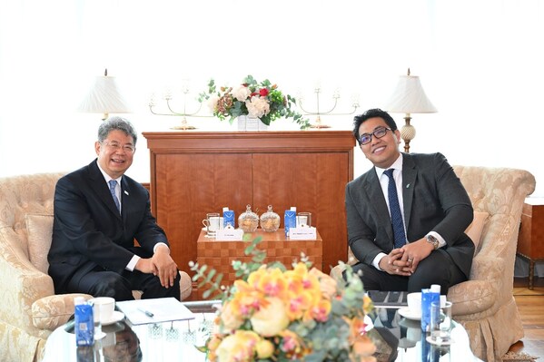 马石油总裁兼集团首席执行官丹斯里陶菲克(右)与中国石化集团董事长马永生(左)现场合影。 马石油总裁兼集团首席执行官丹斯里陶菲克(右)与中国石化集团董事长马永生(左)现场合影。