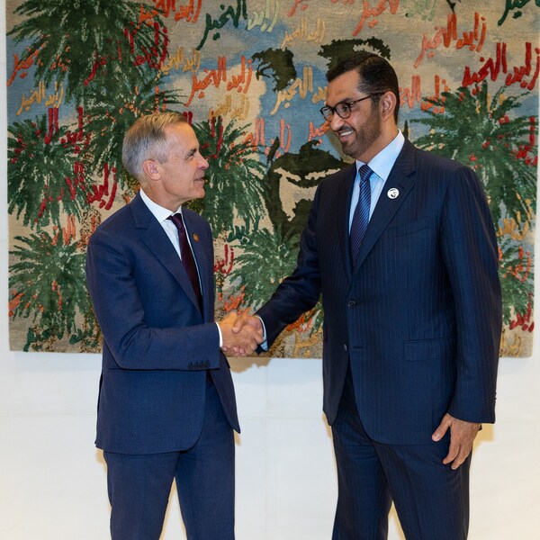 阿联酋工业和先进技术部长、Masdar主席和COP28主席Sultan Al Jaber博士与Brookfield过渡投资主席兼负责人Mark Carney在纽约联合国大会期间会面,敲定Saeta交易。 阿联酋工业和先进技术部长、Masdar主席和COP28主席Sultan Al Jaber博士与Brookfield过渡投资主席兼负责人Mark Carney在纽约联合国大会期间会面,敲定Saeta交易。